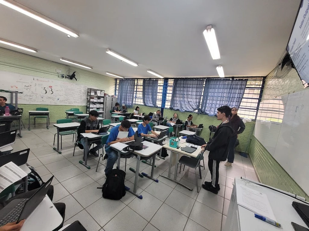 Foto de aula na escola estadual Hercy Moraes