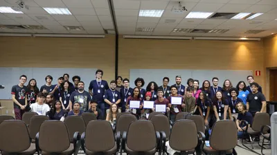 Foto dos membros e alunos da Olá, Mundos durante a aula final de 2025