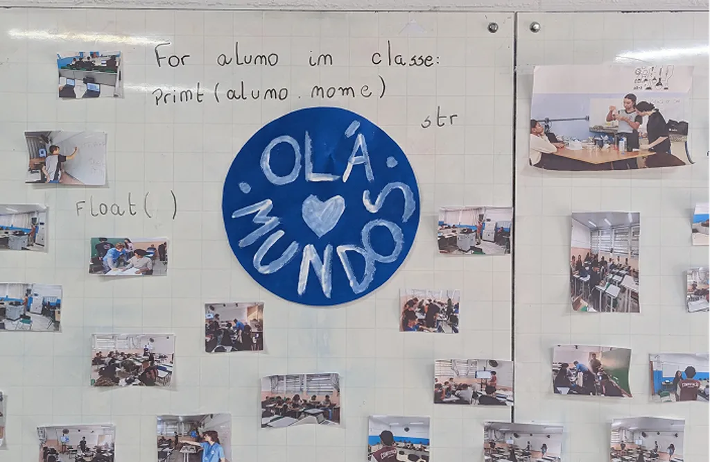Mural do Olá, Mundos! com fotos de aulas e atividades do projeto, além de anotações relacionadas à programação.