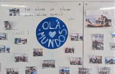 Mural do Olá, Mundos! com fotos de aulas e atividades do projeto, além de anotações relacionadas à programação.